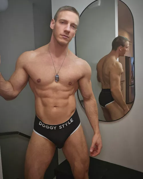 Ready for some muscle worship? Where would you start.. biceps, chest, or maybe somewhere else? 😈..