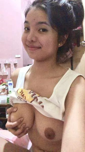 Sending nudes to anyone who comments “yes”😘