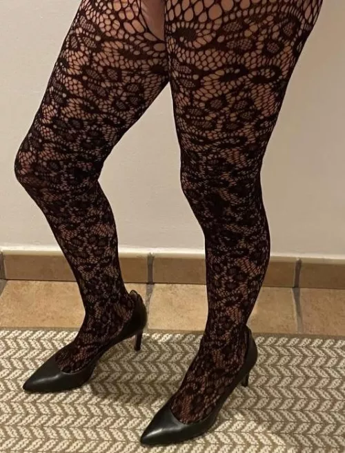 Sexy Legs in naughty ouvert Catsuit and Heels