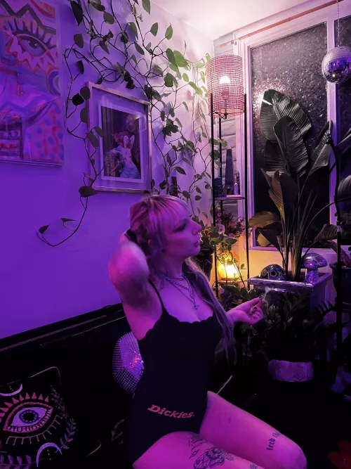 Smoking green in my green room 🧚🏼