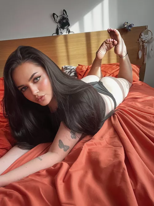 The perfect balance of booty and feet. 