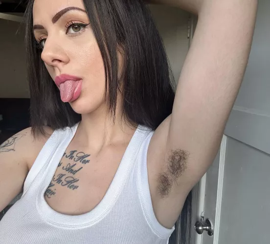 The scent of my pits is intoxicating. 