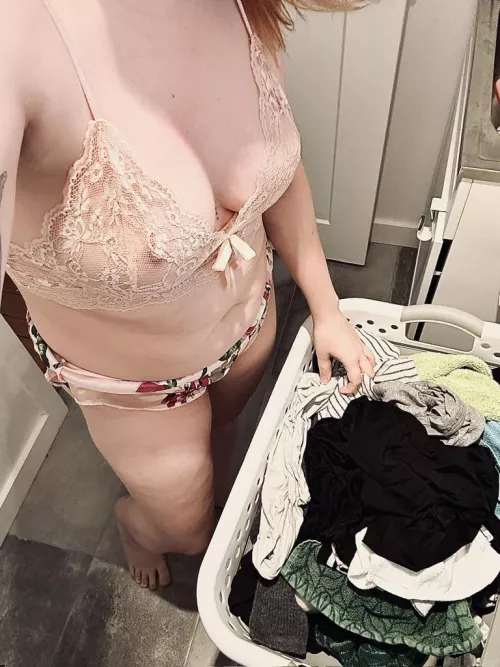 Wife ready to be fucked in bwteen 2 laundry loads