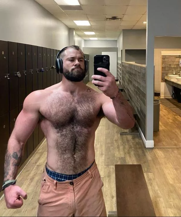 Woof😮‍💨 I want to lay on it (Not OC)