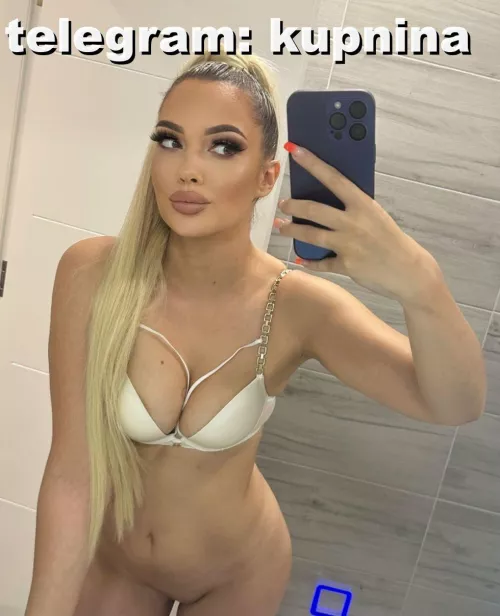 23 f Sparkle like you mean it.  
This is my happy place.