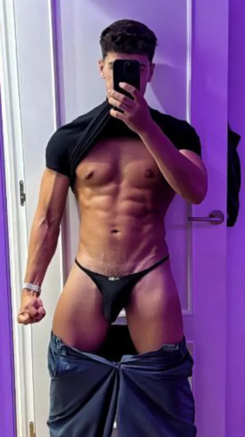 [24] A selfie for you training my body 