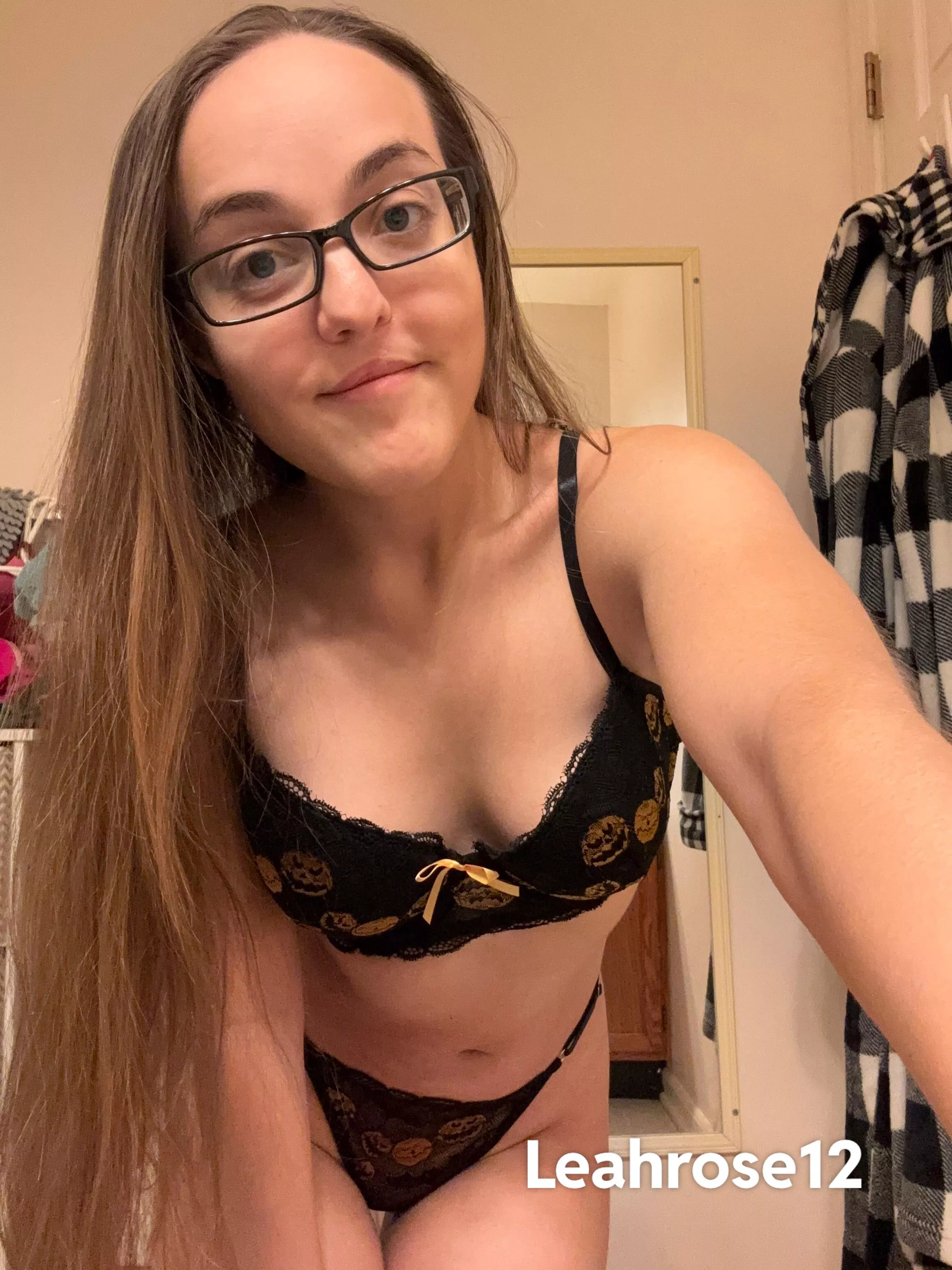 4’8 petite 🖤 I do b/g and solo content! 