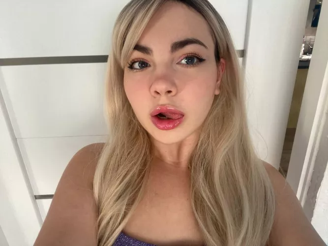 Bleachy lips with gloss