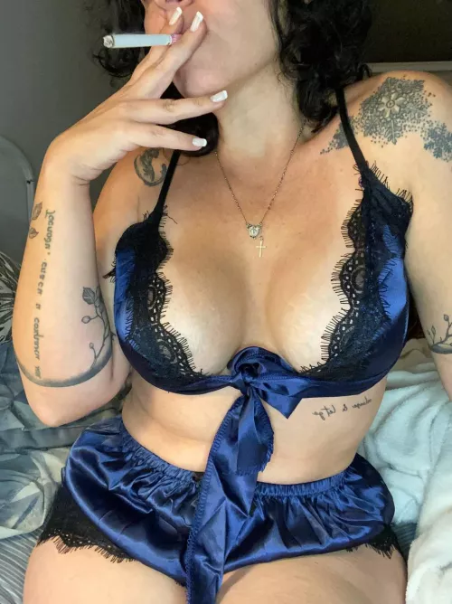 come to my bed to smoke with me
