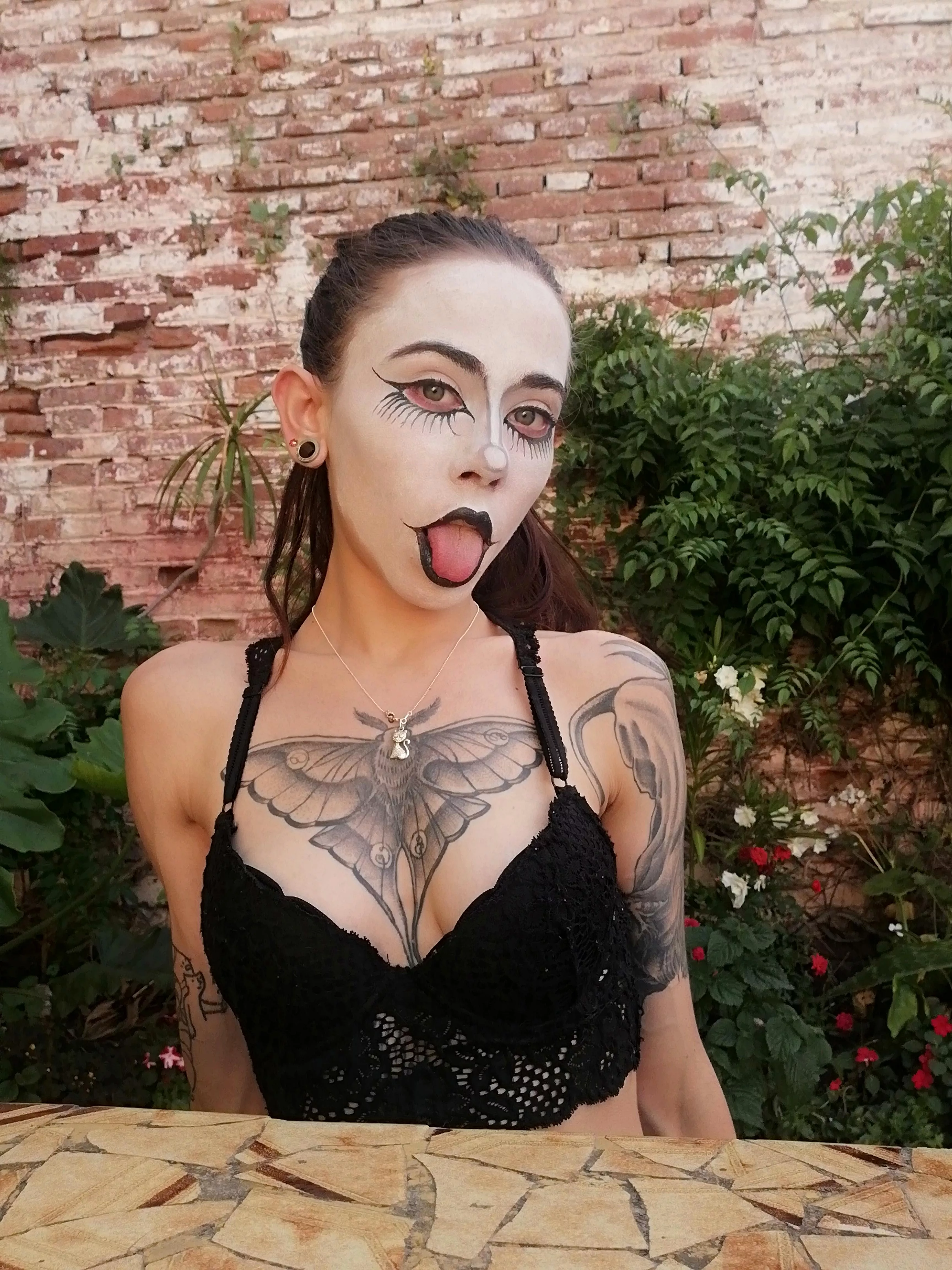 Cum all over my face and ruin my make up ;))