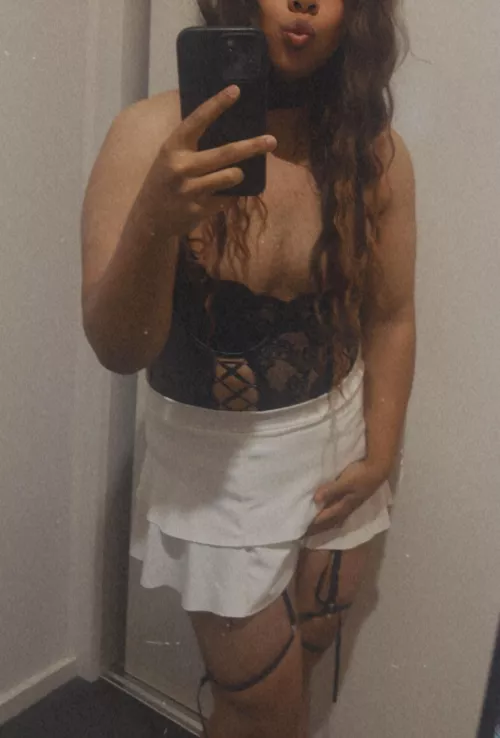 Does d skirt suits with top?