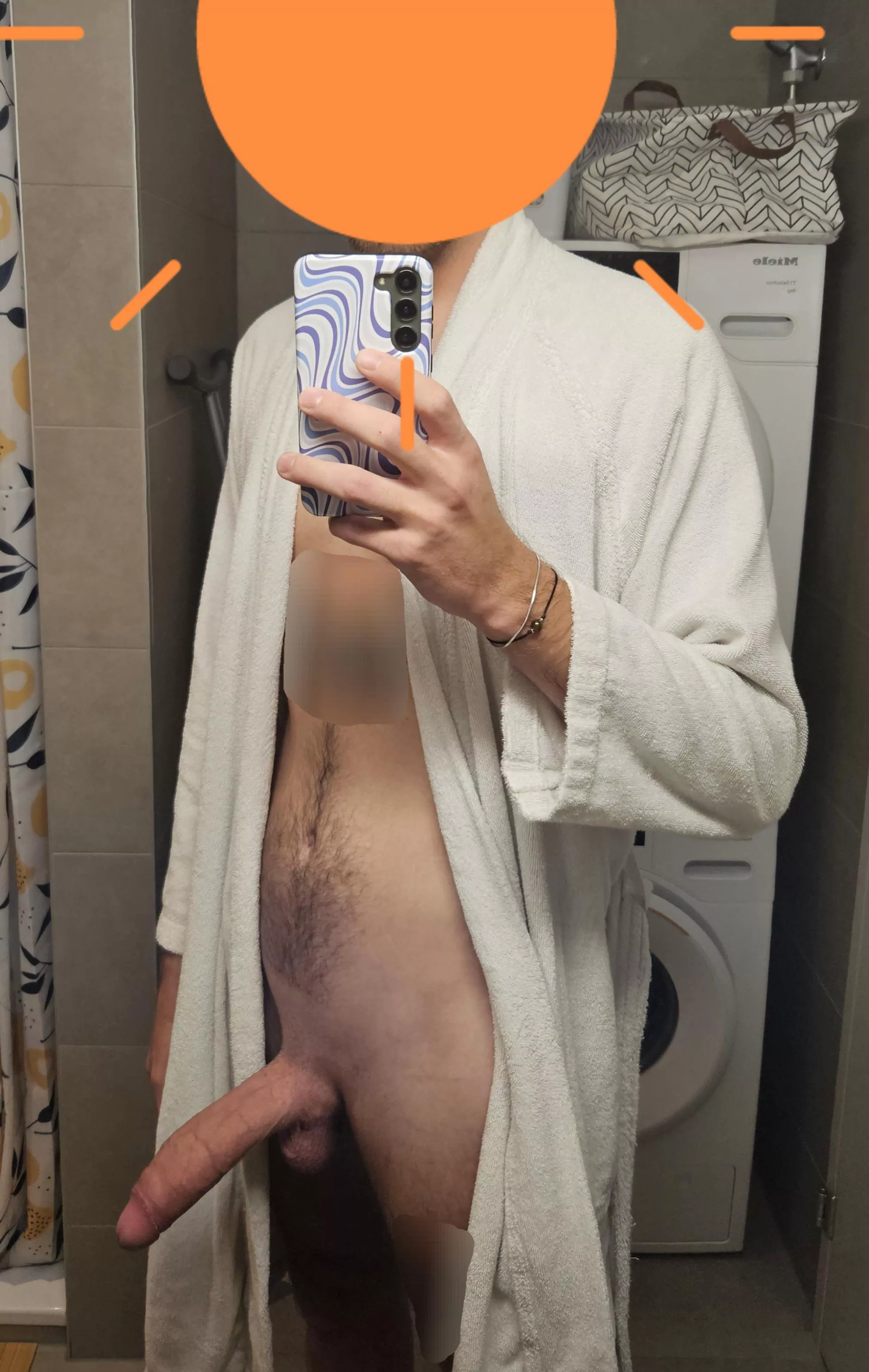 Elle est assez grande et grosse?