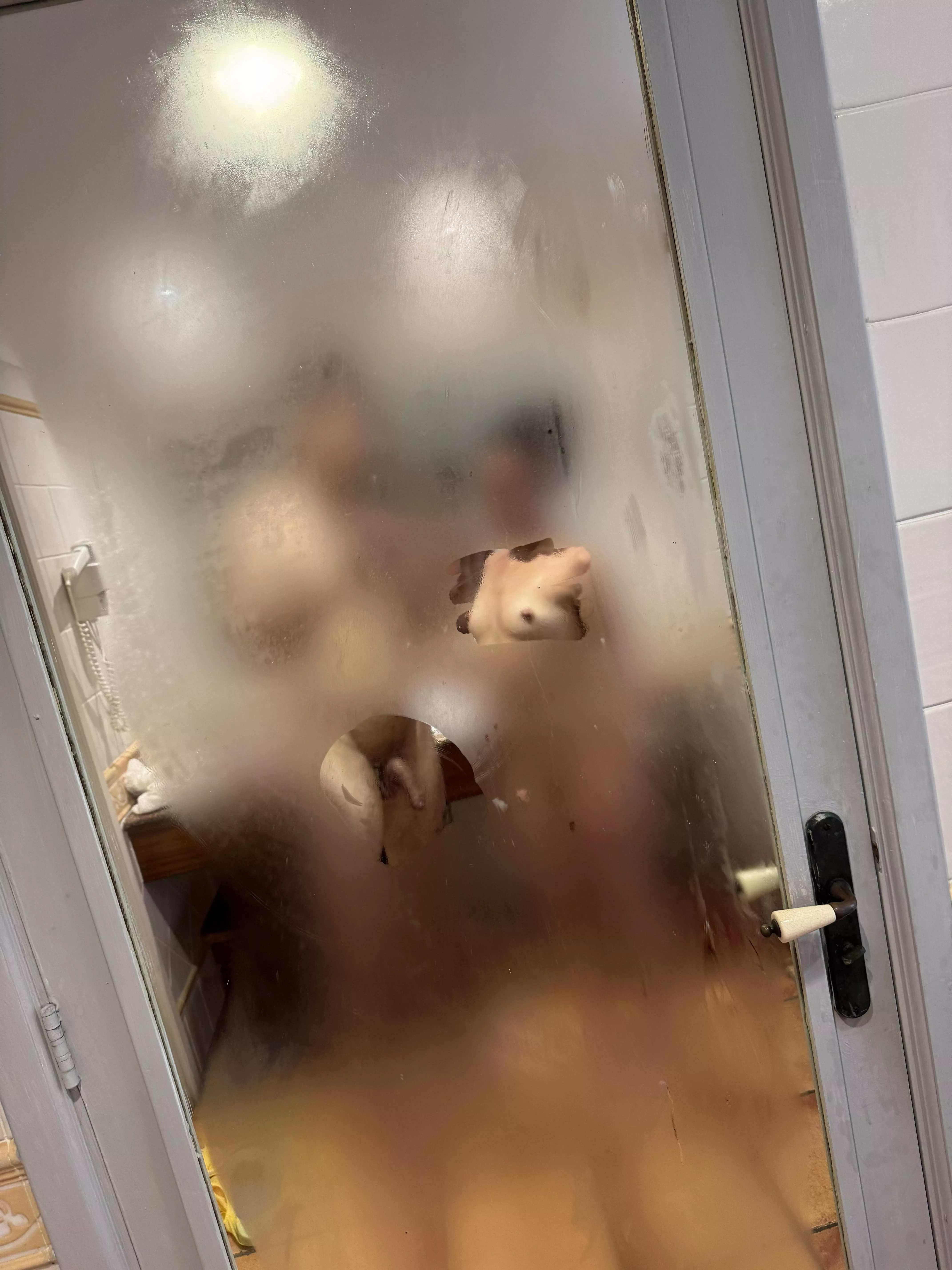 Ever fucked an Asian slut so hard you steam up the room 😳 