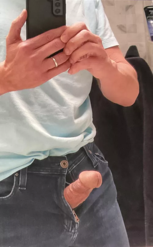 Fit biz dude in Clearwater Mon night through Thursday.  Straight curious looking to Jo