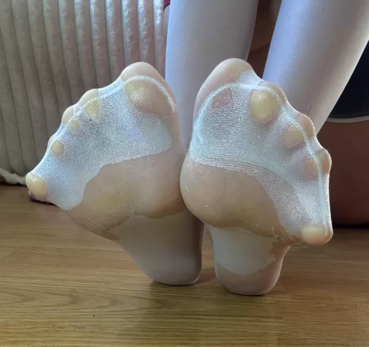 How do my wet nylons smell?