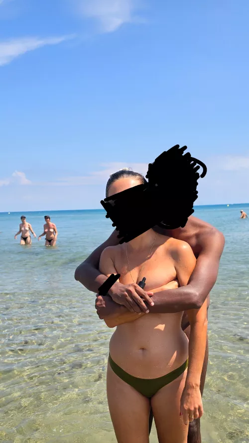 Hugs and kisses with a few beers by the sea. Simple life 