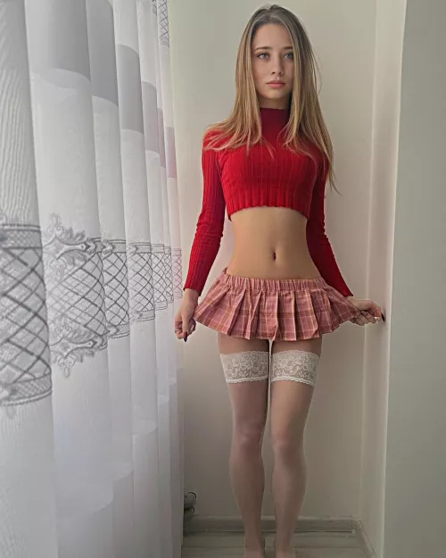 I can make you stare at how lovely I look in a short skirt and tight nylons 