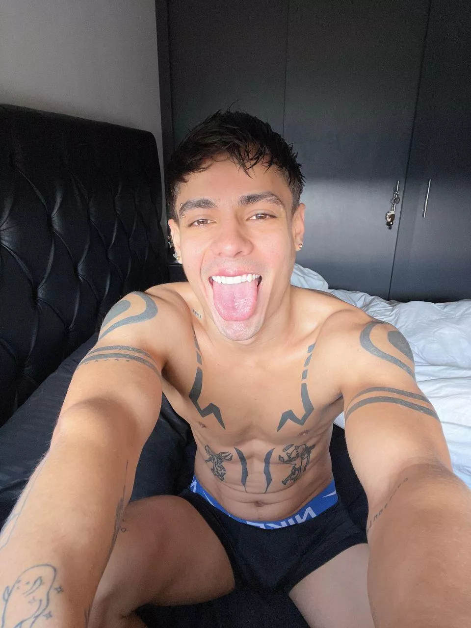 I give you my smile and my body 😇