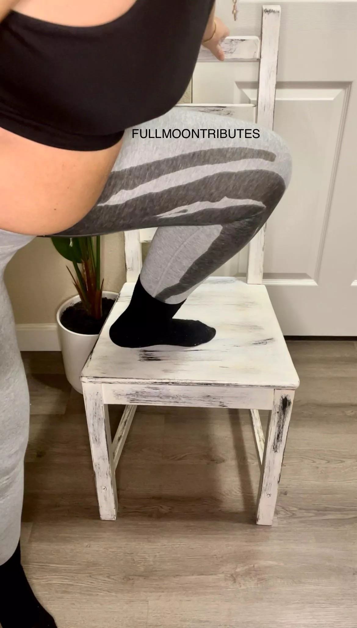 I videos this piss play. I love wetting my yoga pants on camera. 