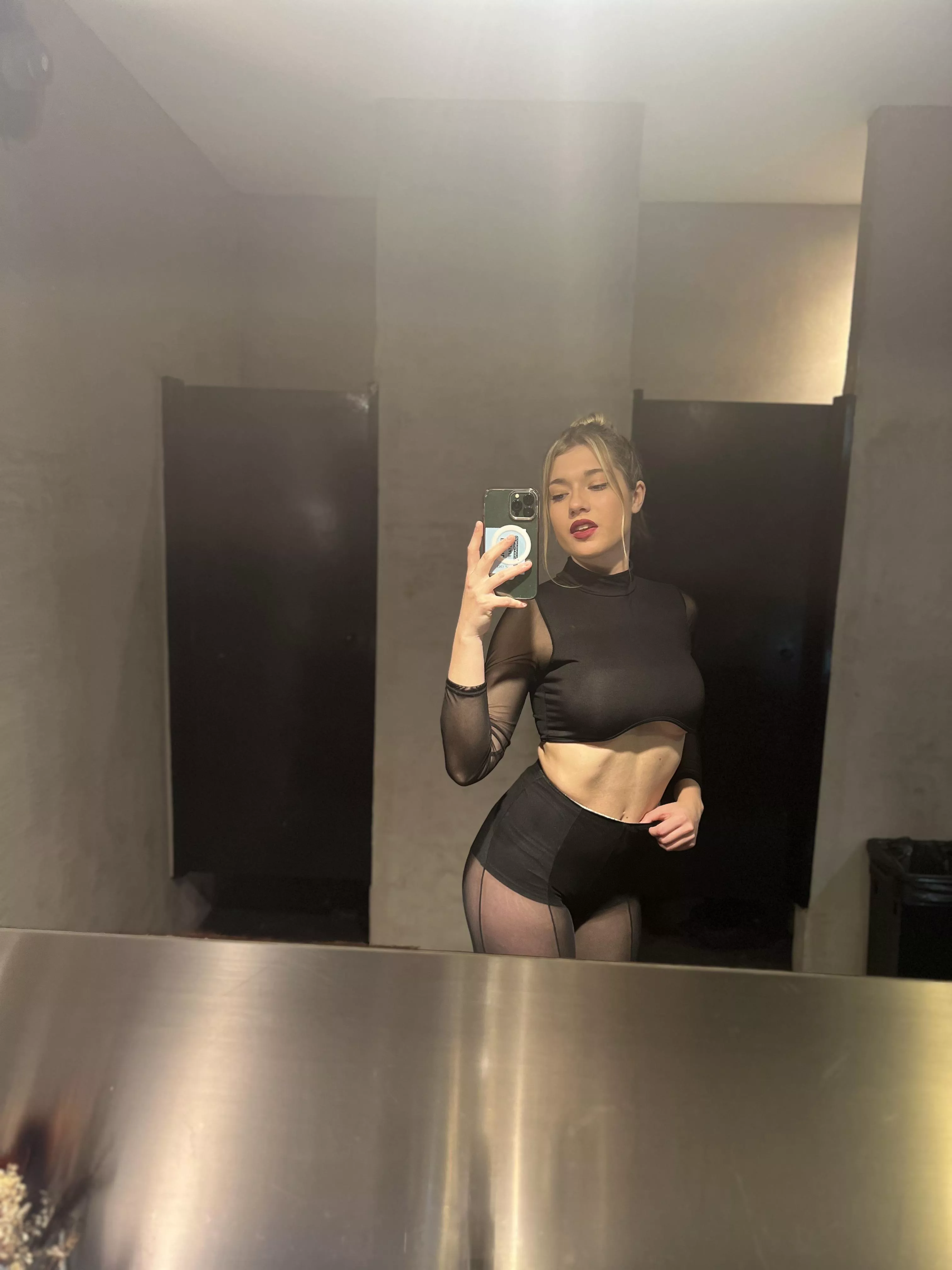 I wanna spice up a couple's sexy time by being a third! i'm kinky and up for any play! nwa