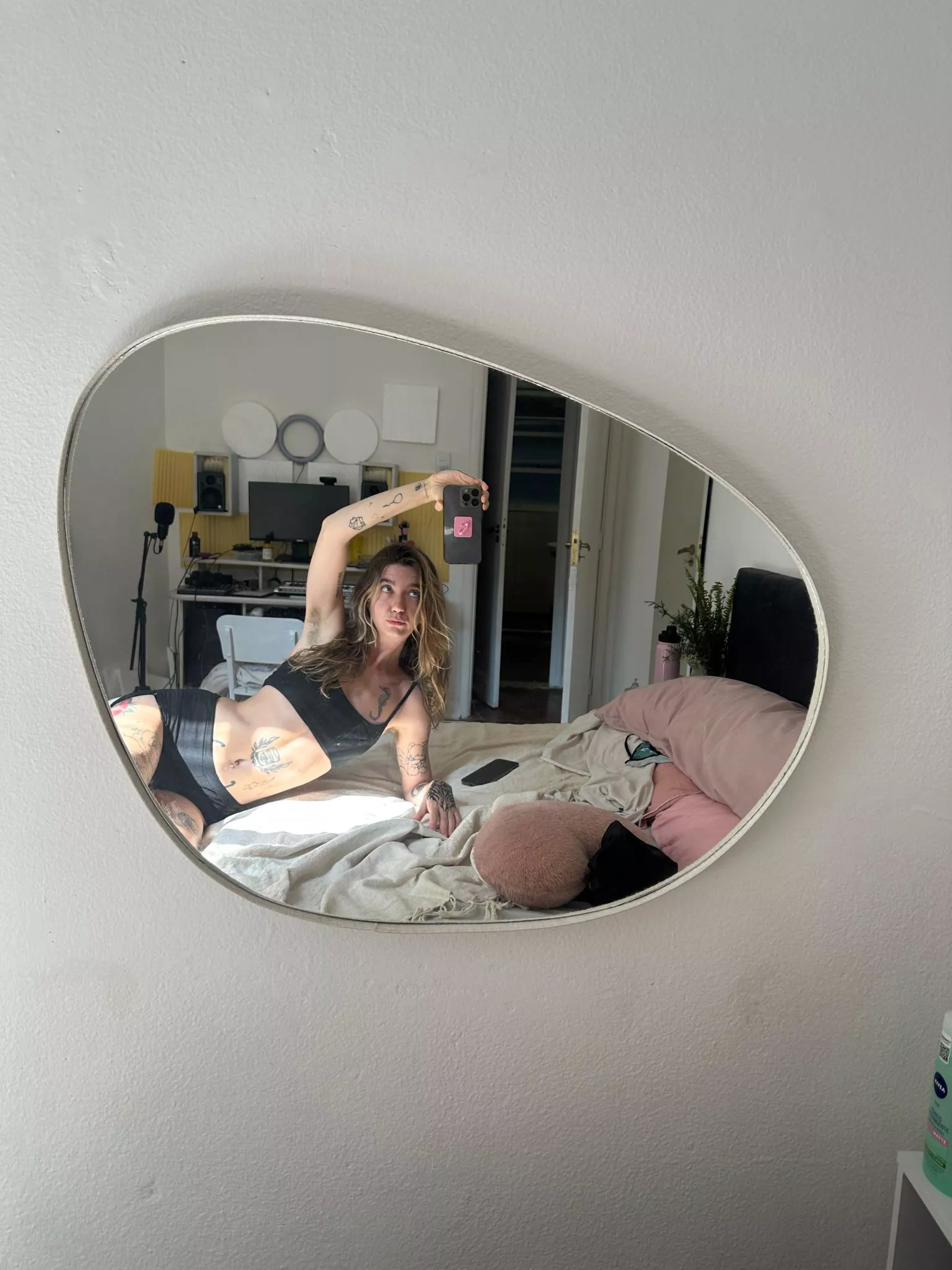 Just chilling after GYM, my sheets are so stinky from my sweat [hs]