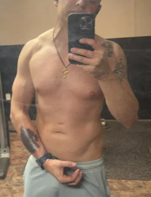 Mm4f hosting two athletic hung makes wanting to tagteam a hot slut 