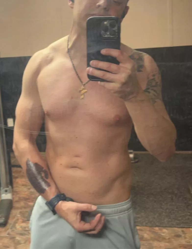 Mm4f hosting two athletic hung makes wanting to tagteam a hot slut 