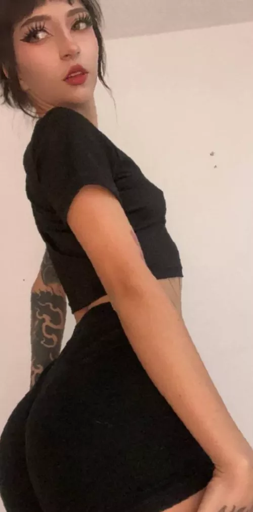 My booty looks good in my gym shorts