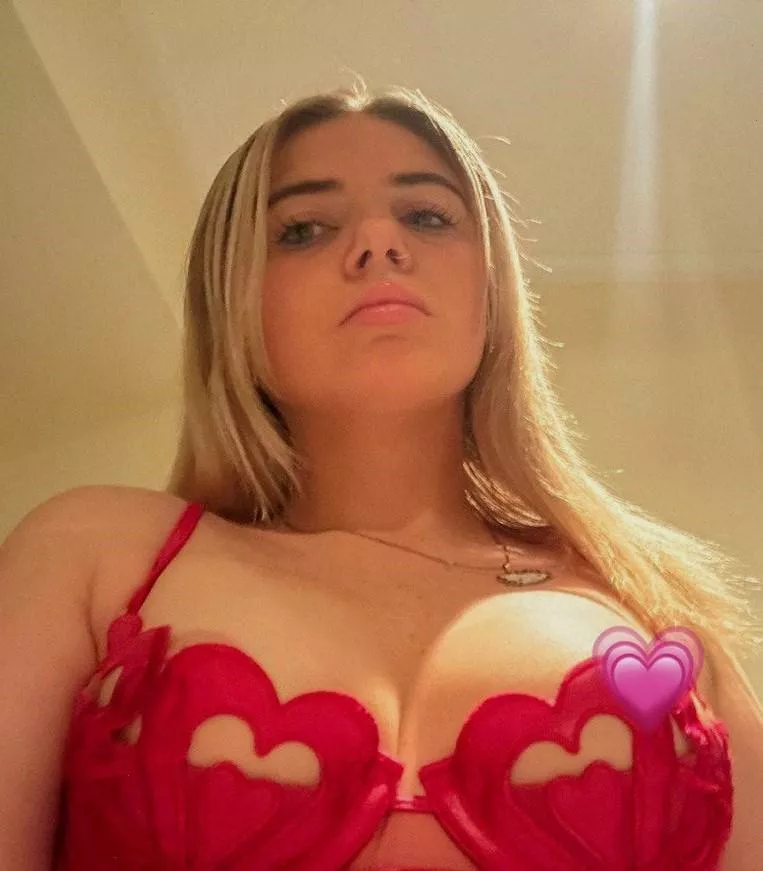 Red bras looking hot on me. 