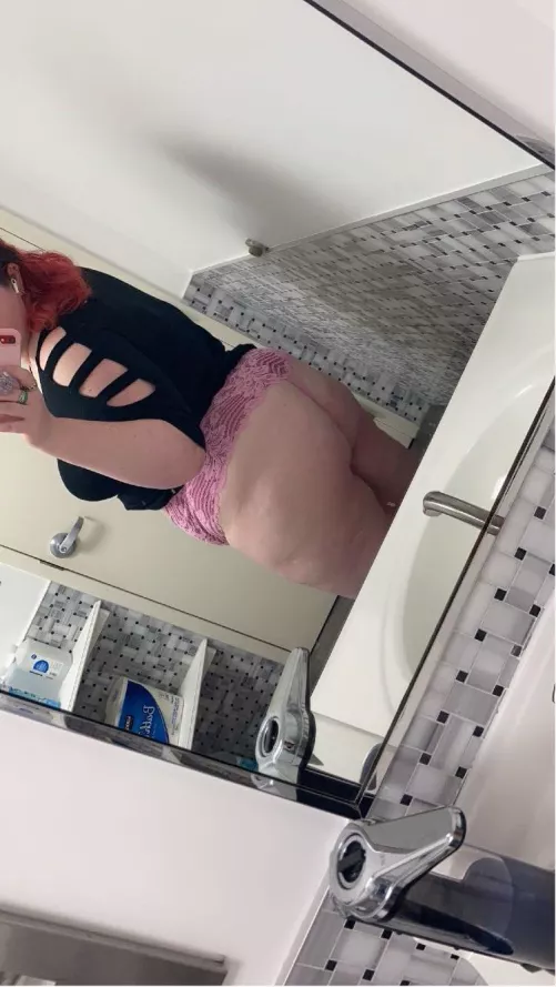 Showing off in the work bathroom [F22VA]