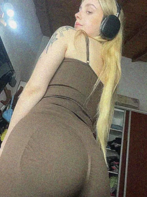 sometimes you just need to talk to a young hotwife to make your day better