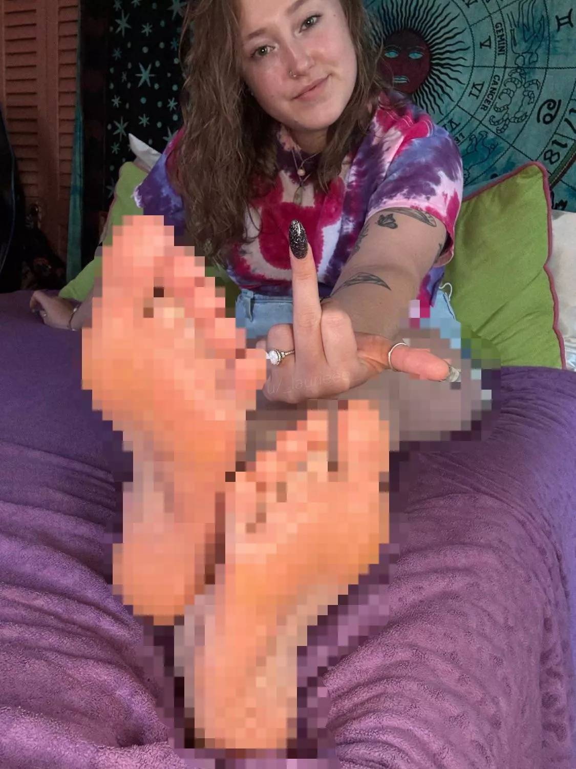 Suck My middle finger, pixel bitch. 