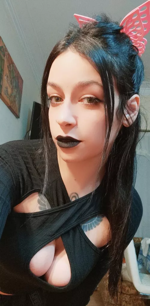 While everyone tells you: get on your knees, I'll tell you, lift your ass up high with your hole in the air while you use the guillotine on your balls for me