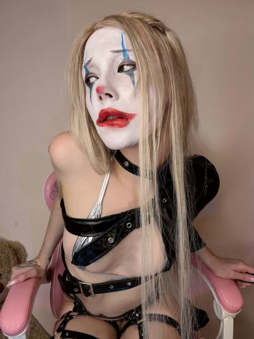 who also wants to bite those clown lips