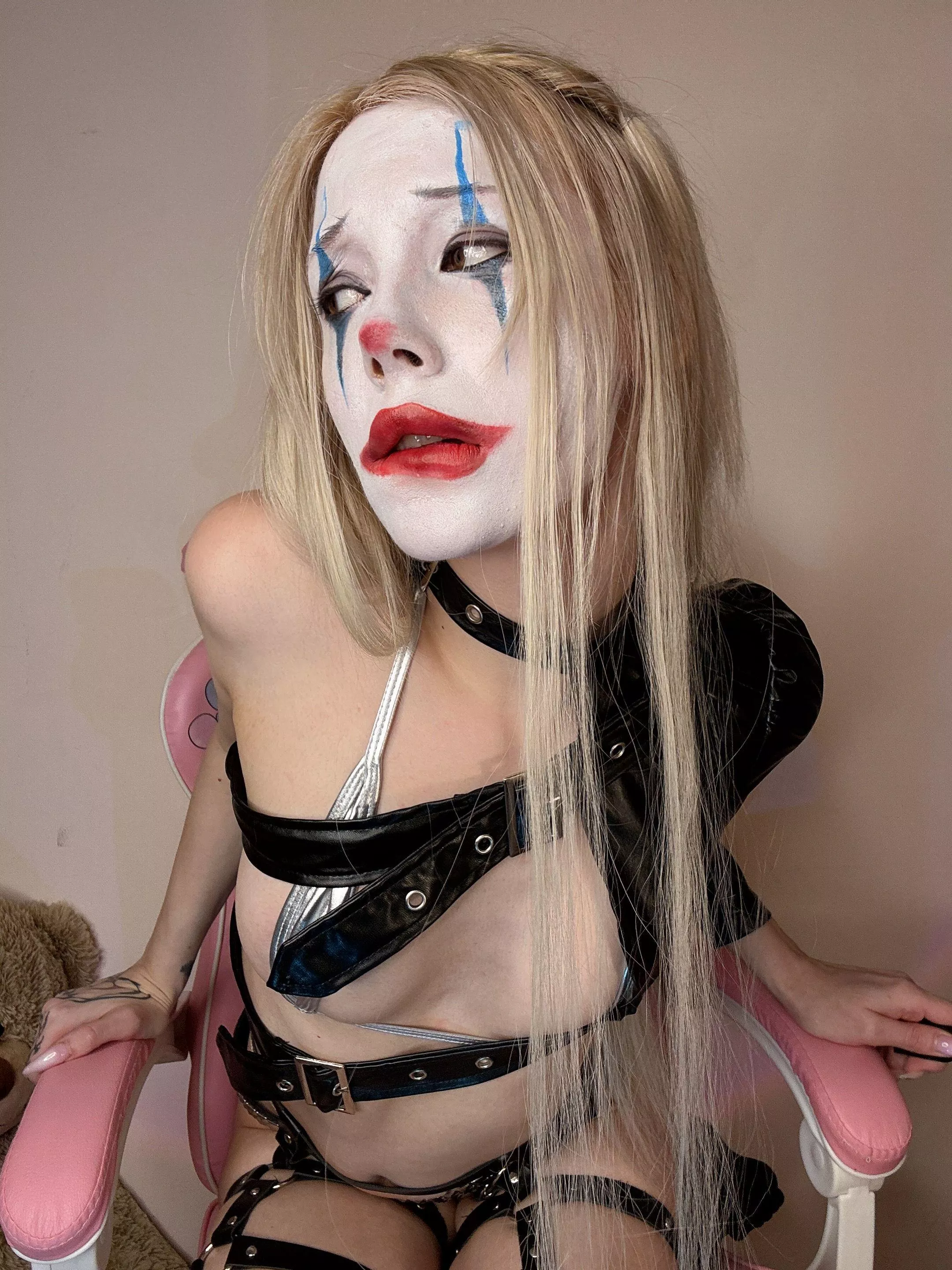 who also wants to bite those clown lips