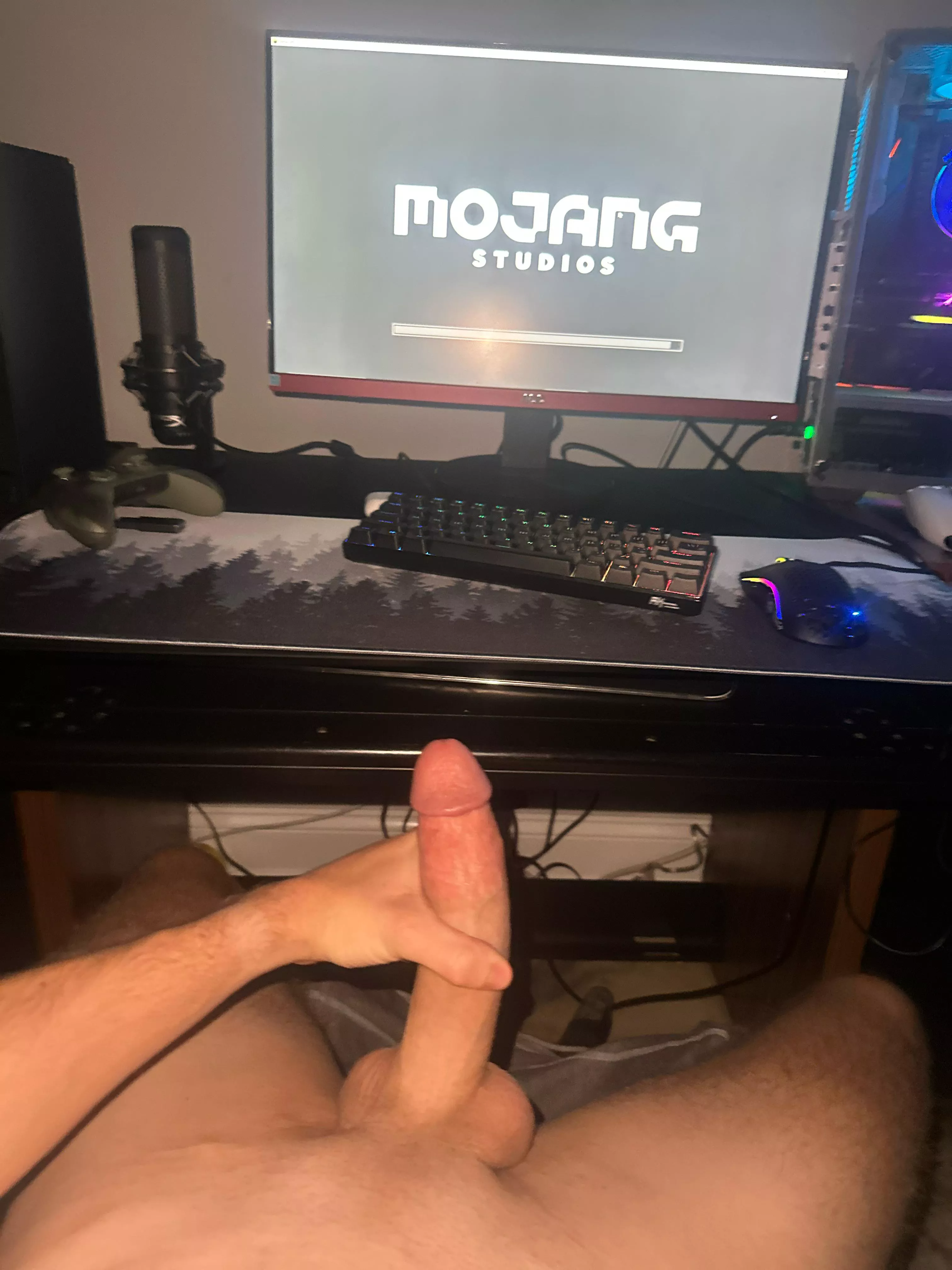 who wanna be under my desk rn