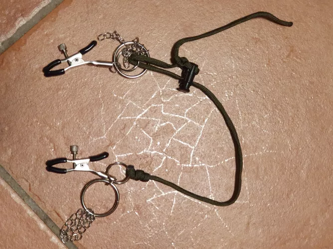 [WiP] Adjustable Clit-to-nipple-Clamp made out of Paracord