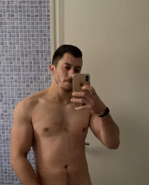 28 bi guy in town next month.. looking for a fellow bull to help coordinate a 3 way. Be 20+, bi friendly, fit and masculine. Send age and pic 