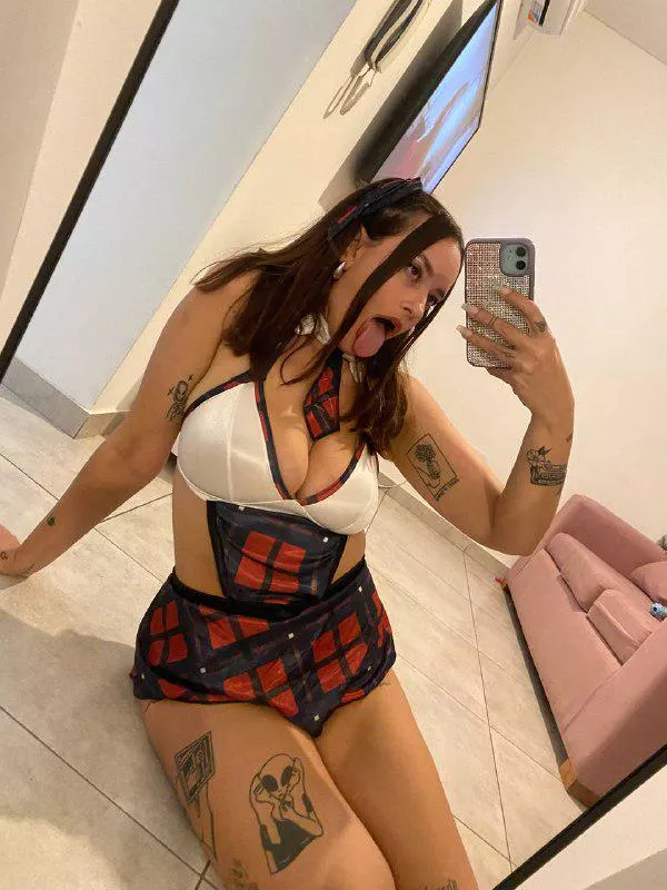 Baby, come have fun in my bed 