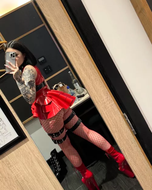 Doesn’t my ass look so good in latex