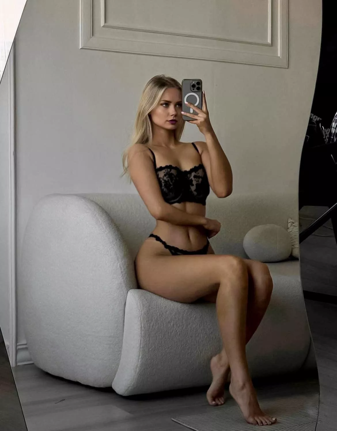 Elegant blonde or?👀