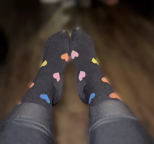 [F] Another 10+ hour wear in my cute compression socks 😏