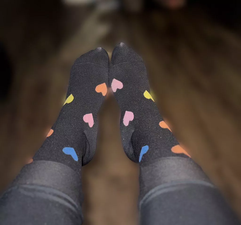[F] Another 10+ hour wear in my cute compression socks 😏