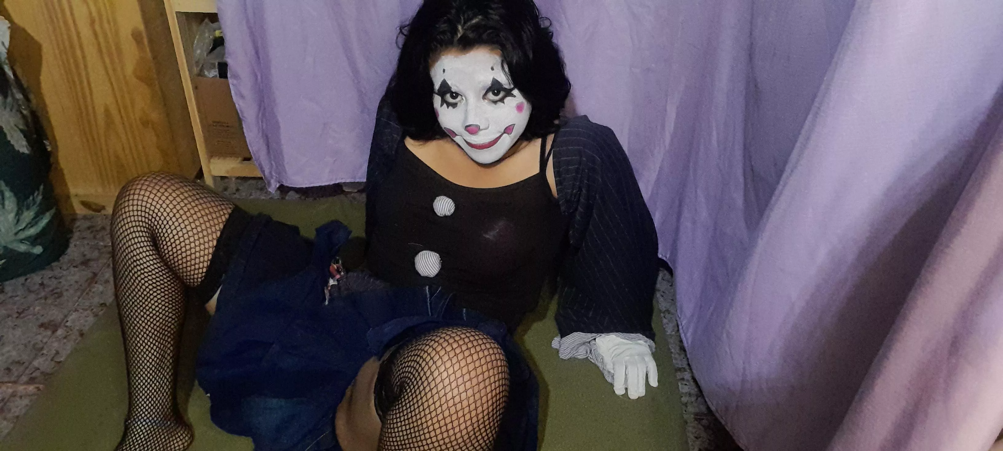 I'm just a somewhat naughty clown and ready to inflate your balloon