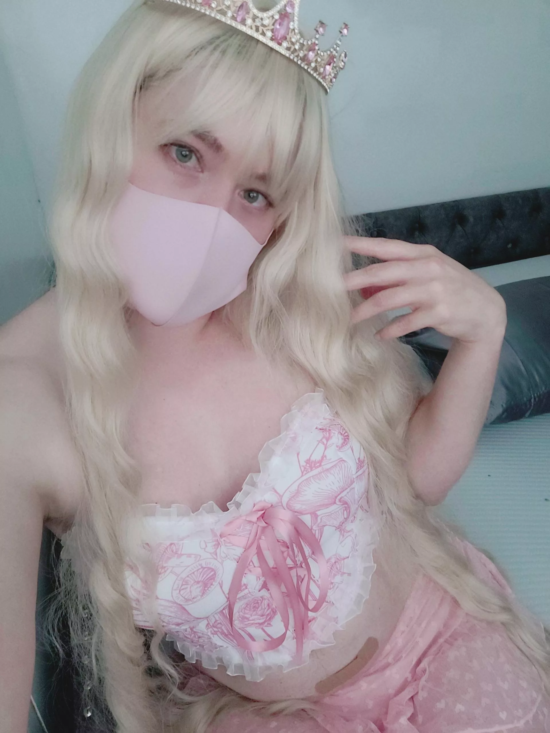 Sometimes femboy wants to be a princess, any willing servants for regular physical exams? 