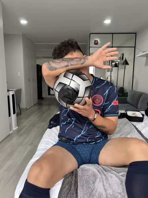 This soccer player's bulge is ready for action haha Want to be the first to get it?