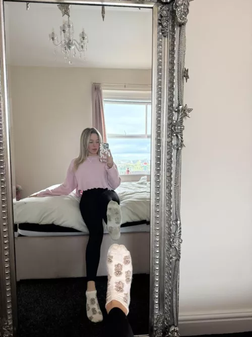 Who likes dirty toe prints on there white ankle socks?😉, sock drawer/menus linked on my page 🫶