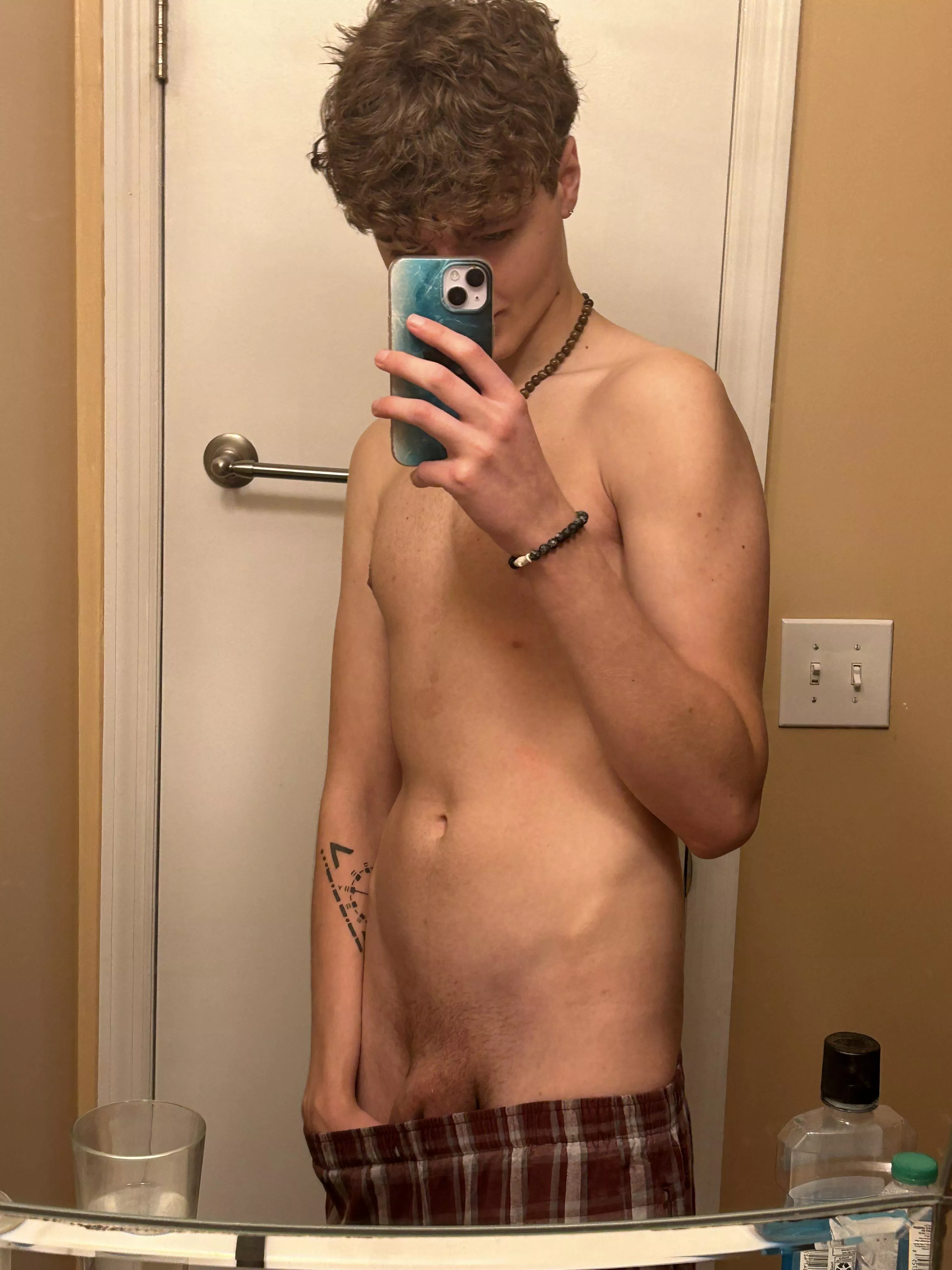 [18] can’t keep my hands out my pants ;)