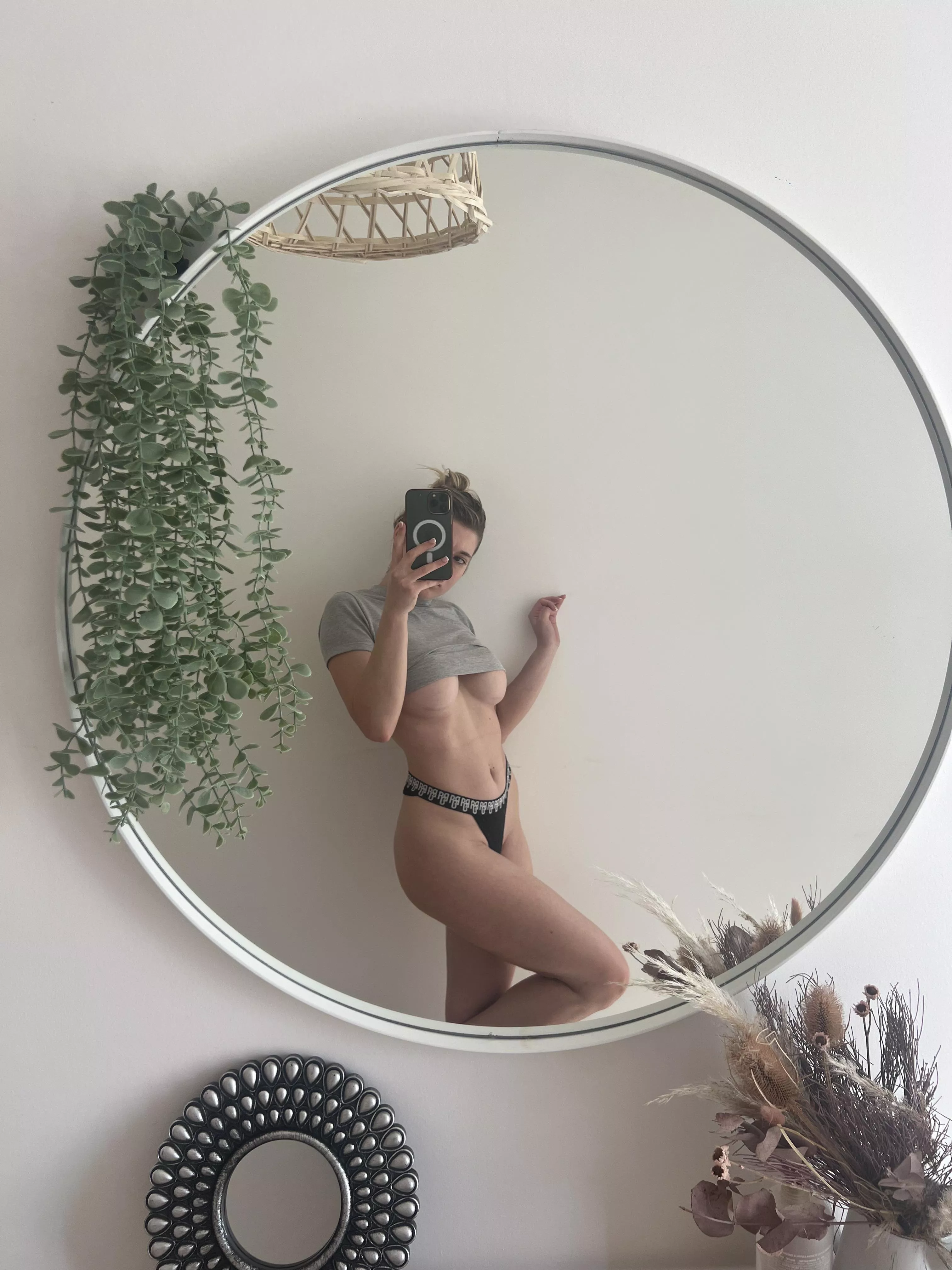 19F, Looking to get filled with hung bull creampies before visiting some of my friends soon! Love to spend a night with you. Hmu