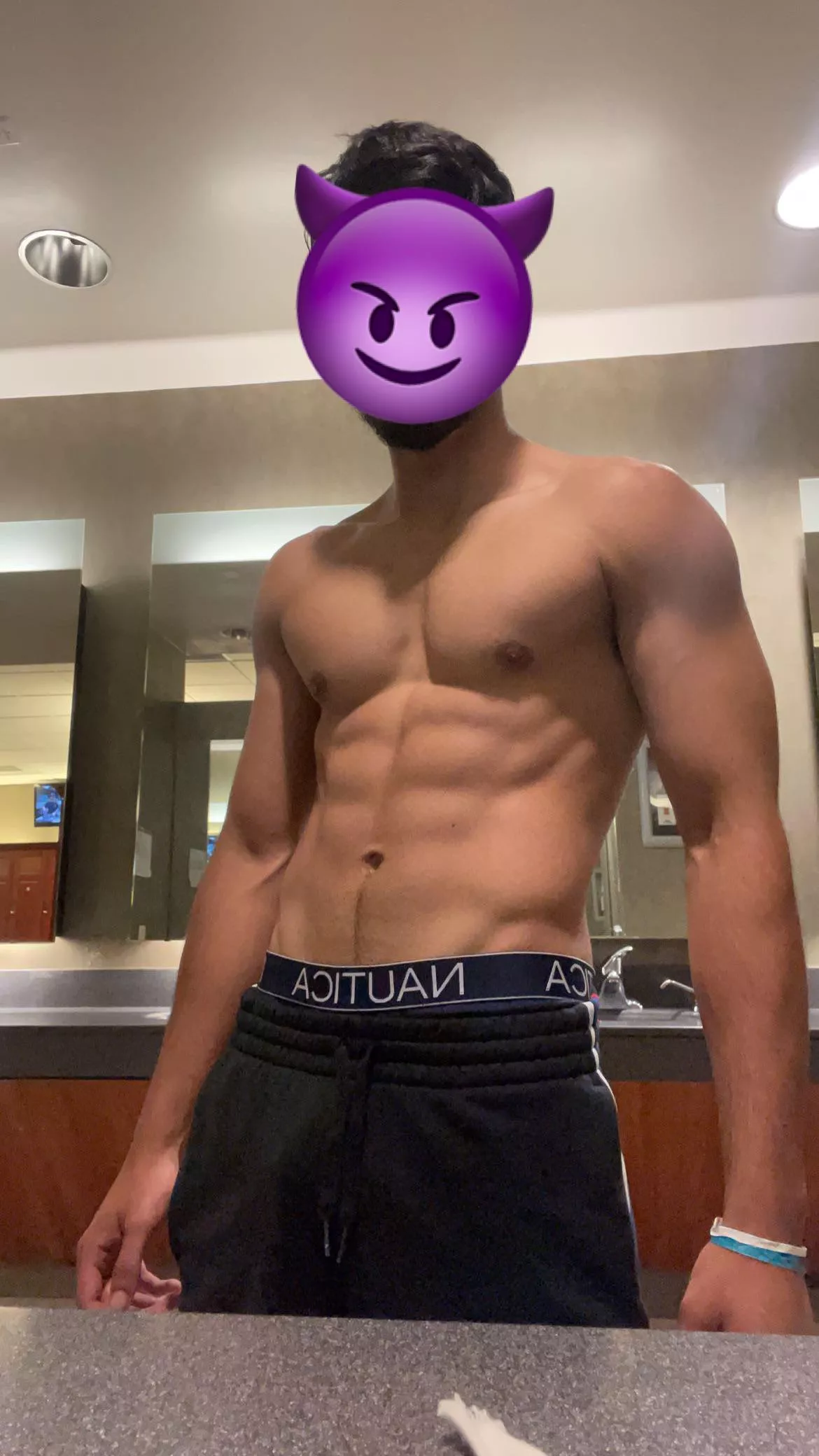 23M Fairfield CT , looking for couple or single females , DM for more info , super masculine and hung . 